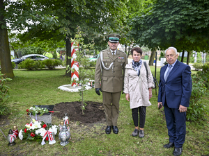 pamiątkowe zdjęcie zastępcy Komendanta W-MOSG płk. SG Rafała Grzejszczaka z przedstawicielami Stowarzyszenia Rodzina Katyńska, Panią Barbarą Gawlicką i Janem Domańskim pamiątkowe zdjęcie zastępcy Komendanta W-MOSG płk. SG Rafała Grzejszczaka z przedstawicielami Stowarzyszenia Rodzina Katyńska, Panią Barbarą Gawlicką i Janem Domańskim