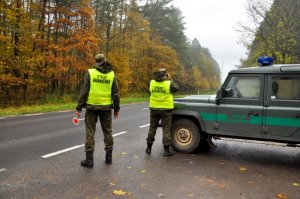 Patrol funkcjonariuszy SG w trakcie kontroli drogowej 