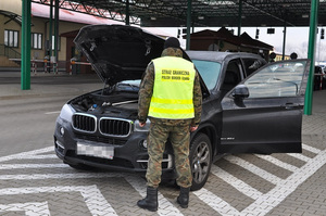 Poszukiwane BMW X5 zatrzymane w Grzechotkach 