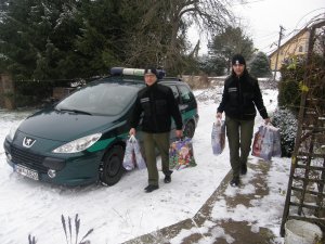 Świąteczne prezenty od funkcjonariuszy i pracowników z PSG w Barcianach 