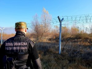Funkcjonariusz z W-MOSG patroluje granicę macedońską 