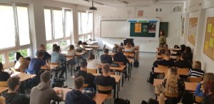 funkcjonariusze z Placówki Straży Granicznej w Olsztynie rozmawiali z młodzieżą o wyborze przyszłego zawodu 