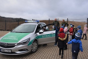 dzieci odwiedziły funkcjonariuszy z PSG w Dubeninkach 