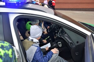 dzieci odwiedziły funkcjonariuszy z PSG w Dubeninkach 