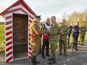 Komendant Oddziału, funkcjonariusze SG, Wojewoda Warmińsko-Mazurski i zaproszeni goście 