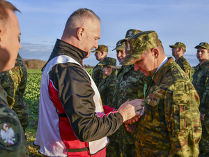 wręczenie pamiątkowych medali 