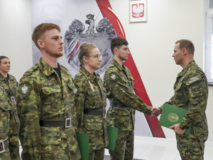 Komendant Warmińsko-Mazurskiego Oddziału Straży Granicznej płk SG Daniel Wojtaszkiewicz wręcza akty mianowania na pierwszy stopień w korpusie podoficerskim Komendant Warmińsko-Mazurskiego Oddziału Straży Granicznej płk SG Daniel Wojtaszkiewicz wręcza akty mianowania na pierwszy stopień w korpusie podoficerskim