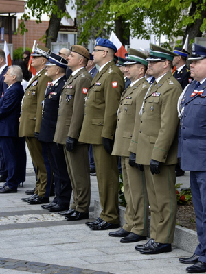 przedstawiciele służb mundurowych podczas uroczystości z okazji obchodów święta Konstytucji 3 maja przedstawiciele służb mundurowych podczas uroczystości z okazji obchodów święta Konstytucji 3 maja