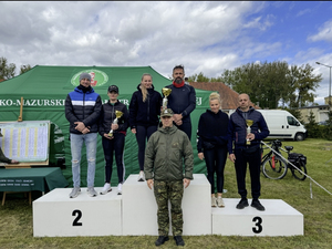pamiątkowe zdjęcie funkcjonariuszy na podium z Komendantem Warmińsko-Mazurskiego Oddziału Straży Granicznej płk. SG Danielem Wojtaszkiewiczem pamiątkowe zdjęcie funkcjonariuszy na podium z Komendantem Warmińsko-Mazurskiego Oddziału Straży Granicznej płk. SG Danielem Wojtaszkiewiczem