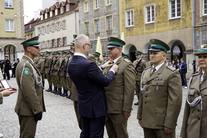 Komendant Warmińsko-Mazurskiego Oddziału Straży Granicznej płk SG Daniel Wojtaszkiewicz wraz z Wojewodą Warmińsko-Mazurskim Radosławem Królem wręczają wyróżnienia Komendant Warmińsko-Mazurskiego Oddziału Straży Granicznej płk SG Daniel Wojtaszkiewicz wraz z Wojewodą Warmińsko-Mazurskim Radosławem Królem wręczają wyróżnienia