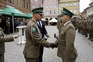 Komendant Warmińsko-Mazurskiego Oddziału Straży Granicznej płk SG Daniel Wojtaszkiewicz wraz z Wojewodą Warmińsko-Mazurskim Radosławem Królem wręczają wyróżnienia Komendant Warmińsko-Mazurskiego Oddziału Straży Granicznej płk SG Daniel Wojtaszkiewicz wraz z Wojewodą Warmińsko-Mazurskim Radosławem Królem wręczają wyróżnienia