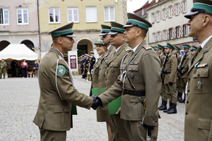 Komendant Warmińsko-Mazurskiego Oddziału Straży Granicznej płk SG Daniel Wojtaszkiewicz wręcza wyróżnienia Komendant Warmińsko-Mazurskiego Oddziału Straży Granicznej płk SG Daniel Wojtaszkiewicz wręcza wyróżnienia