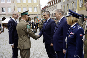 Komendant Warmińsko-Mazurskiego Oddziału Straży Granicznej wraz z Wojewodą Warmińsko-Mazurskim Radosławem Królem wręczają pamiątkowe emblematy W-MOSG Komendant Warmińsko-Mazurskiego Oddziału Straży Granicznej wraz z Wojewodą Warmińsko-Mazurskim Radosławem Królem wręczają pamiątkowe emblematy W-MOSG