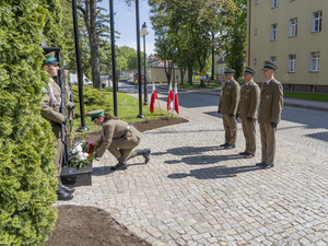złożenie kwiatów pod pomnikiem gen. bryg. Stefana Pasławskiego złożenie kwiatów pod pomnikiem gen. bryg. Stefana Pasławskiego