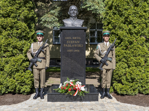 asysta honorowa pod pomnikiem gen. bryg. Stefana Pasławskiego asysta honorowa pod pomnikiem gen. bryg. Stefana Pasławskiego