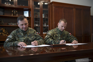 Komendant Warmińsko-Mazurskiego Oddziału Straży Granicznej płk SG Daniel Wojtaszkiewicz i Komendantem Podlaskiego Oddziału Straży Granicznej gen. bryg. SG Sławomir Klekotka podpisują porozumienie Komendant Warmińsko-Mazurskiego Oddziału Straży Granicznej płk SG Daniel Wojtaszkiewicz i Komendantem Podlaskiego Oddziału Straży Granicznej gen. bryg. SG Sławomir Klekotka podpisują porozumienie