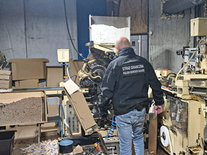 funkcjonariusz Straży Granicznej na terenie nielegalnej fabryki funkcjonariusz Straży Granicznej na terenie nielegalnej fabryki
