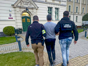 funkcjonariusze Straży Granicznej doprowadzają zatrzymanego do sądu funkcjonariusze Straży Granicznej doprowadzają zatrzymanego do sądu