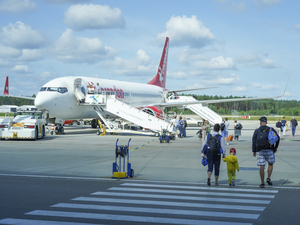 pasażerowie wsiadający do samolotu na lotnisku Olsztyn-Mazury pasażerowie wsiadający do samolotu na lotnisku Olsztyn-Mazury