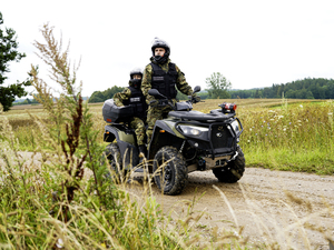 patrol funkcjonariuszy Straży Granicznej na quadzie podczas obserwacji w terenie patrol funkcjonariuszy Straży Granicznej na quadzie podczas obserwacji w terenie