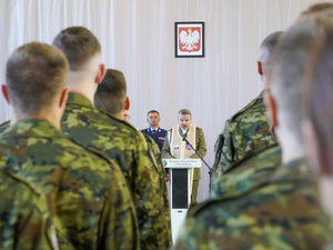 kapelan udziela błogosławieństwa ślubującym funkcjonariuszom Straży Granicznej kapelan udziela błogosławieństwa ślubującym funkcjonariuszom Straży Granicznej