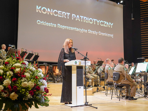 na zdjęciu prowadząca uroczystość na zdjęciu prowadząca uroczystość