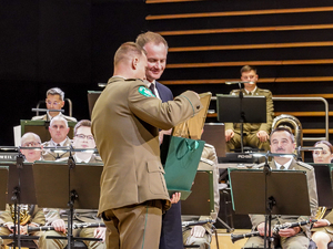 Komendant Warmińsko-Mazurskiego Oddziału Straży Granicznej płk SG Daniel Wojtaszkiewicz wręcza podziękowania Marszałkowi Województwa Komendant Warmińsko-Mazurskiego Oddziału Straży Granicznej płk SG Daniel Wojtaszkiewicz wręcza podziękowania Marszałkowi Województwa