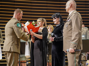 Komendant Warmińsko-Mazurskiego Oddziału Straży Granicznej płk SG Daniel Wojtaszkiewicz dziękuje solistom Komendant Warmińsko-Mazurskiego Oddziału Straży Granicznej płk SG Daniel Wojtaszkiewicz dziękuje solistom