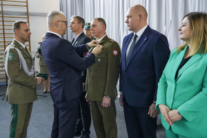 Komendant Warmińsko-Mazurskiego Oddziału Straży Granicznej gen. bryg. Daniel Wojtaszkiewicz wraz z Wojewodą Warmińsko-Mazurskim Radosławem Królem wręczają medale Komendant Warmińsko-Mazurskiego Oddziału Straży Granicznej gen. bryg. Daniel Wojtaszkiewicz wraz z Wojewodą Warmińsko-Mazurskim Radosławem Królem wręczają medale