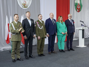 Komendant Warmińsko-Mazurskiego Oddziału Straży Granicznej gen. bryg. SG Daniel Wojtaszkiewicz z wyróżnionymi gośćmi Komendant Warmińsko-Mazurskiego Oddziału Straży Granicznej gen. bryg. SG Daniel Wojtaszkiewicz z wyróżnionymi gośćmi