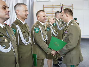 Komendant Oddziału gen. bryg. SG Daniel Wojtaszkiewicz wręcza akt mianowania na wyższy stopień oficerski Komendant Oddziału gen. bryg. SG Daniel Wojtaszkiewicz wręcza akt mianowania na wyższy stopień oficerski