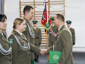 Komendant Oddziału gen. bryg. SG Daniel Wojtaszkiewicz wręcza akt mianowania na stopień w korpusie chorążych Komendant Oddziału gen. bryg. SG Daniel Wojtaszkiewicz wręcza akt mianowania na stopień w korpusie chorążych