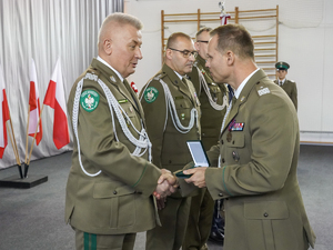 Komendant Oddziału gen. bryg. SG Daniel Wojtaszkiewicz wręcza emblemat pamiątkowy Komendantowi Nadwiślańskiego Oddziału Straży Granicznej gen. bryg. SG Dariuszowi Lutyńskiemu Komendant Oddziału gen. bryg. SG Daniel Wojtaszkiewicz wręcza emblemat pamiątkowy Komendantowi Nadwiślańskiego Oddziału Straży Granicznej gen. bryg. SG Dariuszowi Lutyńskiemu