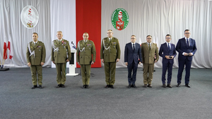 pamiątkowe zdjęcie wyróżnionych z Komendantem Oddziału gen. bryg. SG Danielem Wojtaszkiewiczem pamiątkowe zdjęcie wyróżnionych z Komendantem Oddziału gen. bryg. SG Danielem Wojtaszkiewiczem