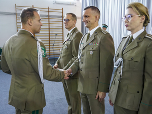 Komendant Oddziału gen. bryg. SG Daniel Wojtaszkiewicz wręcza emblemat pamiątkowy Warmińsko-Mazurskiego Oddziału Straży Granicznej Komendant Oddziału gen. bryg. SG Daniel Wojtaszkiewicz wręcza emblemat pamiątkowy Warmińsko-Mazurskiego Oddziału Straży Granicznej