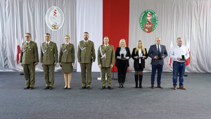 pamiątkowe zdjęcie wyróżnionych z Komendantem Oddziału gen. bryg. SG Danielem Wojtaszkiewiczem pamiątkowe zdjęcie wyróżnionych z Komendantem Oddziału gen. bryg. SG Danielem Wojtaszkiewiczem