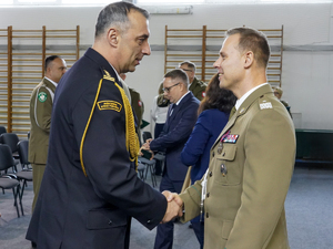 Zastępca Warmińsko-Mazurskiego Komendanta Wojewódzkiego Państwowej Straży Pożarnej gratuluje Komendantowi Oddziału nominacji na stopień generała brygady Zastępca Warmińsko-Mazurskiego Komendanta Wojewódzkiego Państwowej Straży Pożarnej gratuluje Komendantowi Oddziału nominacji na stopień generała brygady