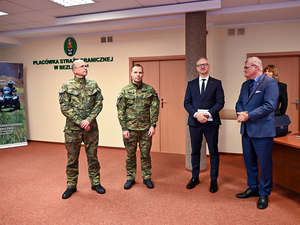 Główny Inspektor Sanitarny Pan Minister dr Paweł Grzesiowski, Wojewoda Warmińsko-Mazurski Pan Radosław Król, Komendant Warmińsko-Mazurskiego Oddziału Straży Granicznej gen. bryg. SG Daniel Wojtaszkiewicz oraz Komendant Placówki Straży Granicznej w Bezledach płk SG Piotr Dąbrowski Główny Inspektor Sanitarny Pan Minister dr Paweł Grzesiowski, Wojewoda Warmińsko-Mazurski Pan Radosław Król, Komendant Warmińsko-Mazurskiego Oddziału Straży Granicznej gen. bryg. SG Daniel Wojtaszkiewicz oraz Komendant Placówki Straży Granicznej w Bezledach płk SG Piotr Dąbrowski