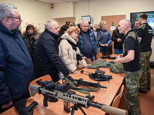 funkcjonariusz z Placówki Straży Granicznej w Bezledach prezentuje sprzęt służbowy funkcjonariusz z Placówki Straży Granicznej w Bezledach prezentuje sprzęt służbowy