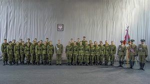 pamiątkowe zdjęcie ślubujących z Komendantem Warmińsko-Mazurskiego Oddziału Straży Granicznej gen. bryg. SG Danielem Wojtaszkiewiczem pamiątkowe zdjęcie ślubujących z Komendantem Warmińsko-Mazurskiego Oddziału Straży Granicznej gen. bryg. SG Danielem Wojtaszkiewiczem