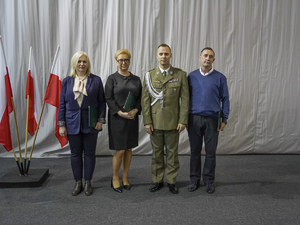 Pamiątkowe zdjęcie z Komendantem Warmińsko-Mazurskiego Oddziału Straży Granicznej gen. bryg. SG Danielem Wojtaszkiewiczem z okazji jubileuszu pracy zawodowej Pamiątkowe zdjęcie z Komendantem Warmińsko-Mazurskiego Oddziału Straży Granicznej gen. bryg. SG Danielem Wojtaszkiewiczem z okazji jubileuszu pracy zawodowej