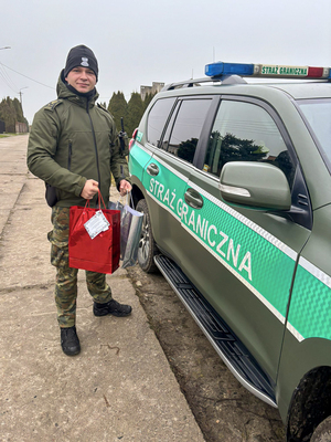funkcjonariusze z Placówki Straży Granicznej w Bezledach przekazali świąteczne upominki osobom z miejscowości przygranicznych funkcjonariusze z Placówki Straży Granicznej w Bezledach przekazali świąteczne upominki osobom z miejscowości przygranicznych