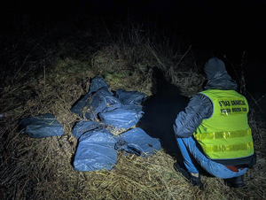 funkcjonariusze Straży Granicznej znaleźli papierosy na łące funkcjonariusze Straży Granicznej znaleźli papierosy na łące