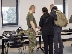 funkcjonariusz Straży Granicznej prezentuje sprzęt służbowy funkcjonariusz Straży Granicznej prezentuje sprzęt służbowy