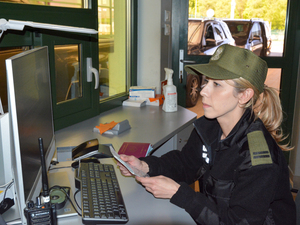 funkcjonariuszka Straży Granicznej odprawia podróżnych funkcjonariuszka Straży Granicznej odprawia podróżnych