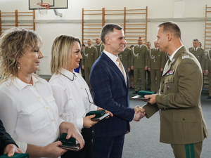 wręczenie emblematów pamiątkowych wręczenie emblematów pamiątkowych