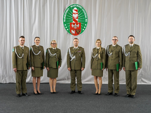 pamiątkowe zdjęcie chorążych z Komendantem Oddziału gen. bryg. SG Danielem Wojtaszkiewiczem pamiątkowe zdjęcie chorążych z Komendantem Oddziału gen. bryg. SG Danielem Wojtaszkiewiczem