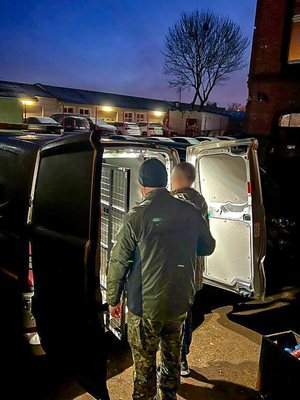 funkcjonariusze Straży Granicznej doprowadzają obywatela Ukrainy na przejście graniczne funkcjonariusze Straży Granicznej doprowadzają obywatela Ukrainy na przejście graniczne