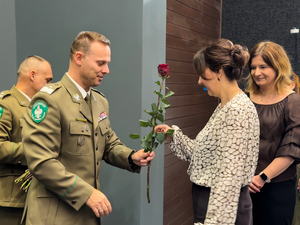 Wręczenie kwiatów funkcjonariuszkom i pracownicom Warmińsko-Mazurskiego Oddziału Straży Granicznej Wręczenie kwiatów funkcjonariuszkom i pracownicom Warmińsko-Mazurskiego Oddziału Straży Granicznej