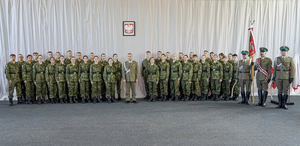 pamiątkowe zdjęcie ślubujących z Komendantem Warmińsko-Mazurskiego Oddziału Straży Granicznej gen. bryg. SG Danielem Wojtaszkiewiczem pamiątkowe zdjęcie ślubujących z Komendantem Warmińsko-Mazurskiego Oddziału Straży Granicznej gen. bryg. SG Danielem Wojtaszkiewiczem